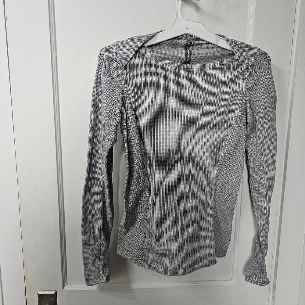 Lululemon Fittdd Athletic Shirt With Thumb Holes In Back Zipper Pocket Size 6
